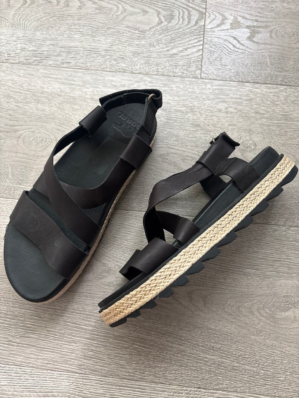 Sorel Roaming Black Leather Criss Cross Sandals Size 8